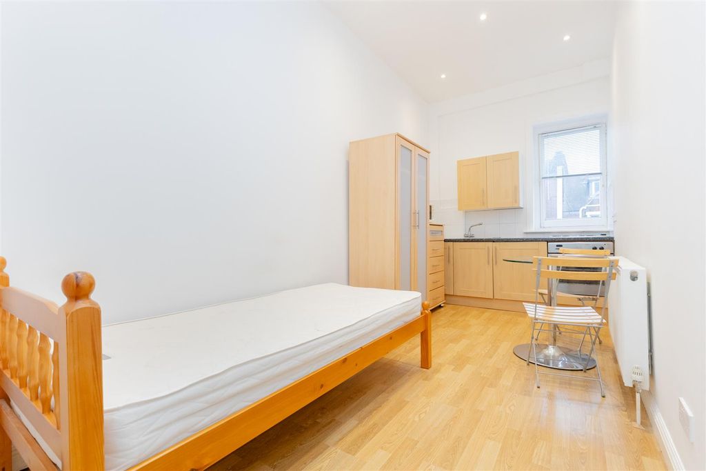 Property photo 2 of 9 Palace Court (6).Jpg