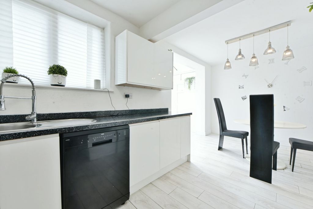 Property photo 2 of 17 Dining Kitchen