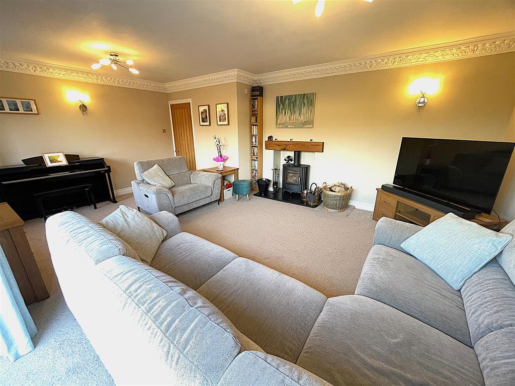 Property photo 3 of 38 Lounge