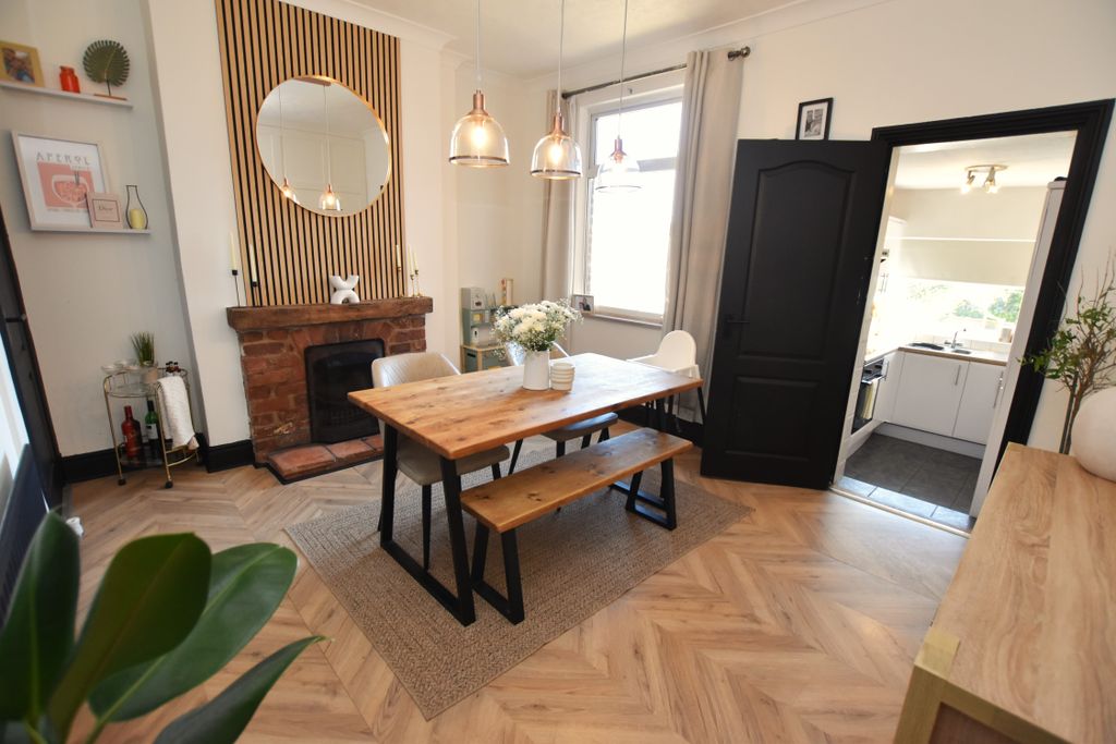 Property photo 3 of 25 Dining3