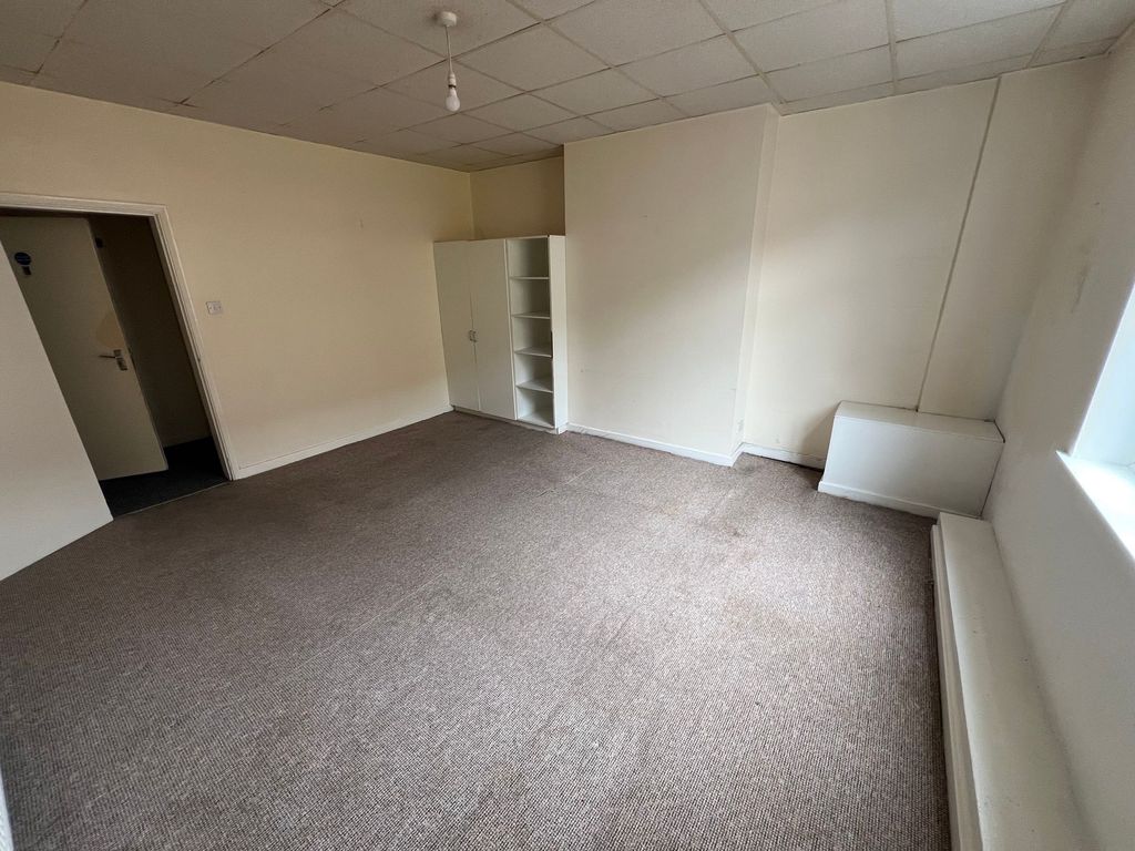 Property photo 3 of 5 A Spacious Double Bedroom Featuring Neutral Walls ...