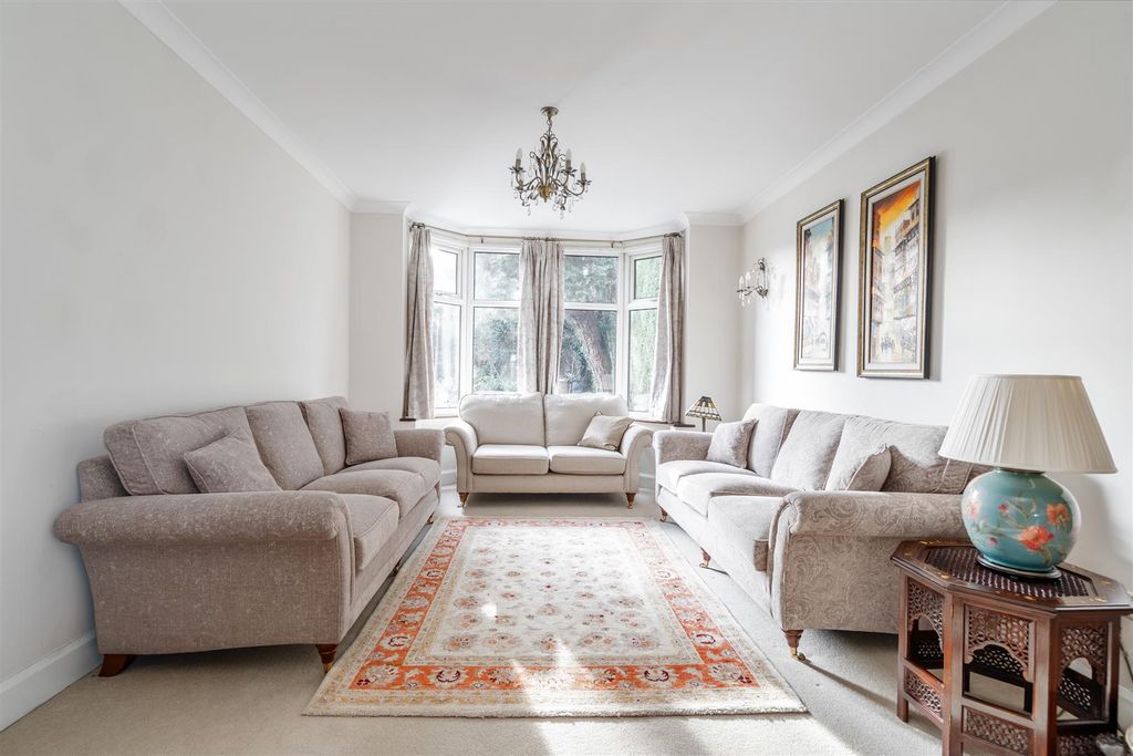 Property photo 3 of 25 489 Warwick Road_21.Jpg