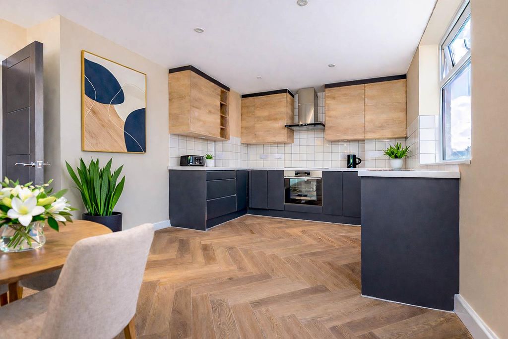 Additional image 3 of 2 bed flat for saleLondon Road, Hadleigh, Benfleet SS7