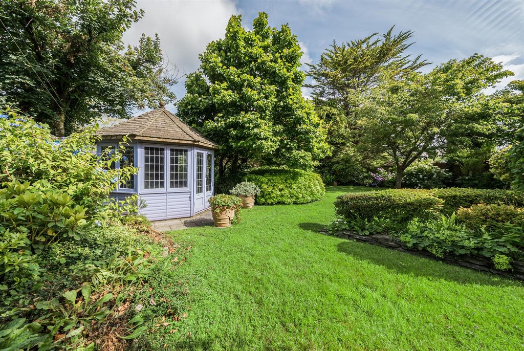 Property photo 3 of 18 Garden