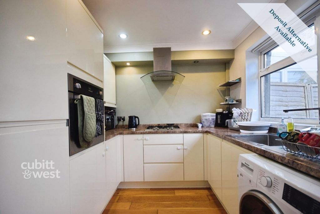 Property photo 2 of 11 18 Maple Walk - 7