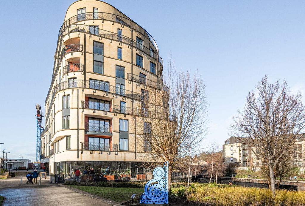 Property photo 1 of 12 Sovereign Point