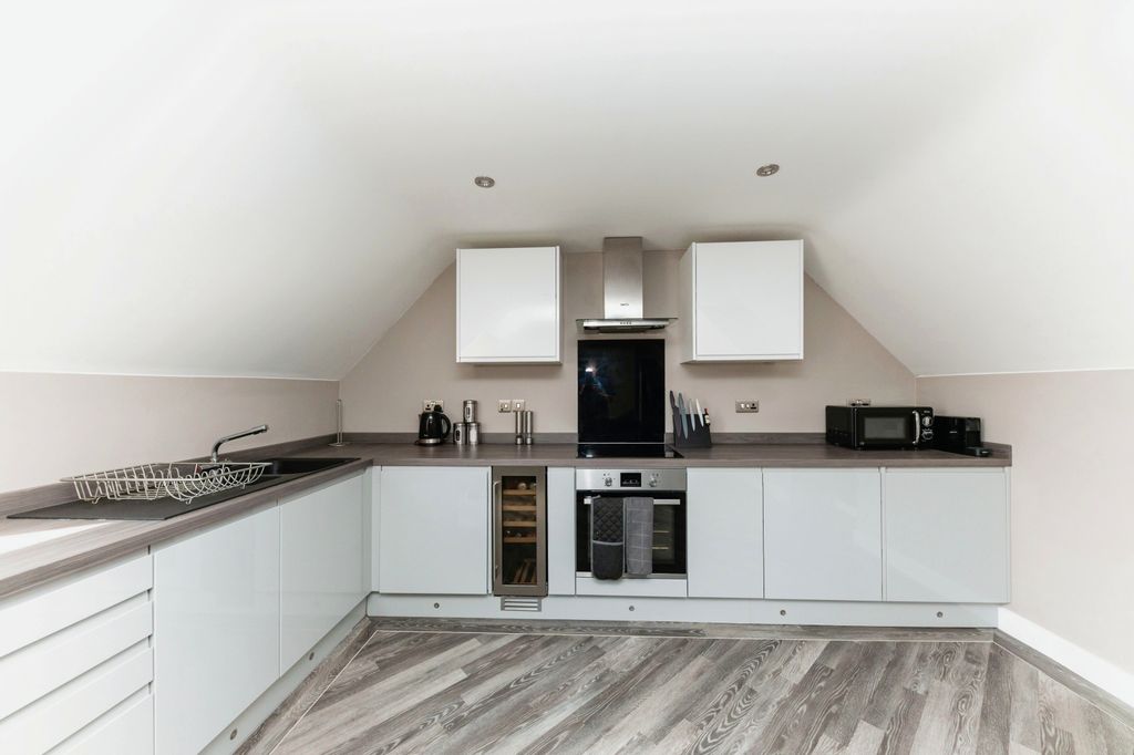 Property photo 3 of 11 Kitchen
