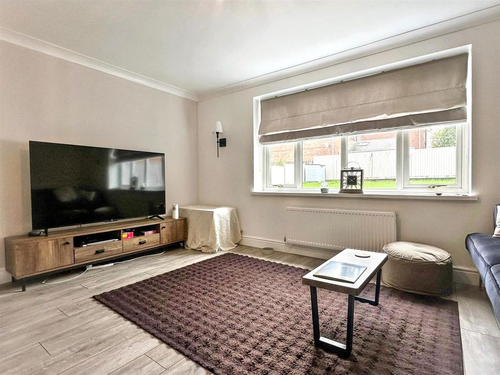 Property photo 3 of 32 Lounge