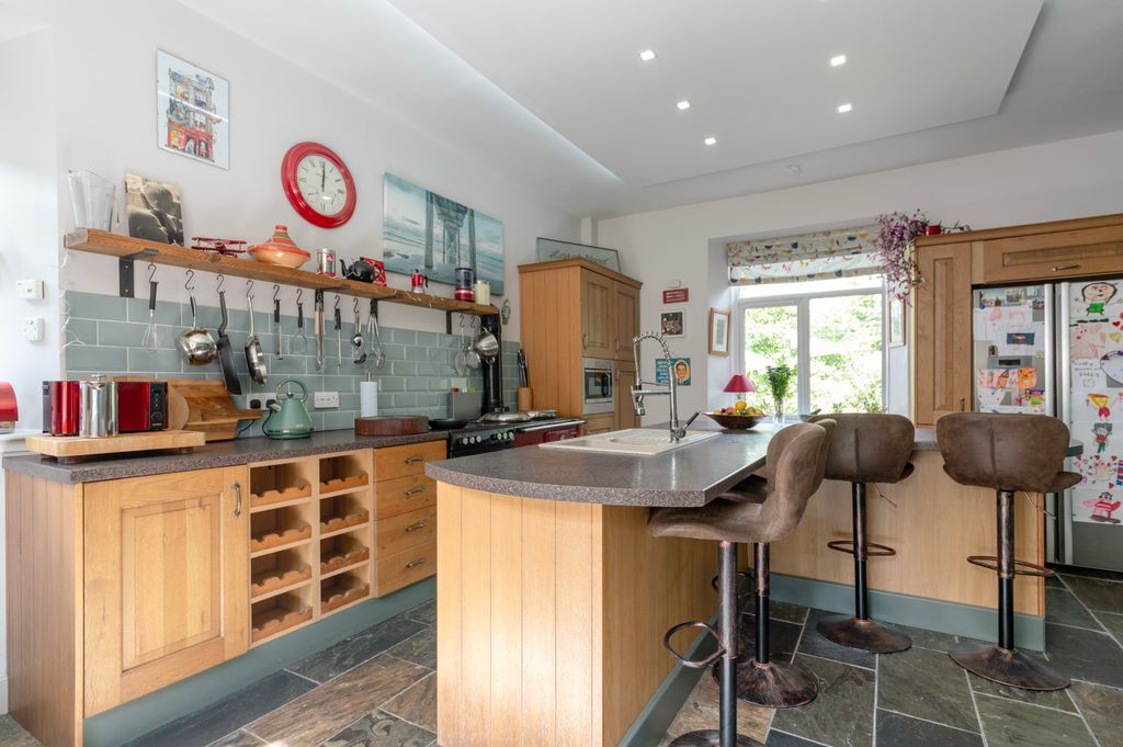 Property photo 3 of 27 Kitchen 4