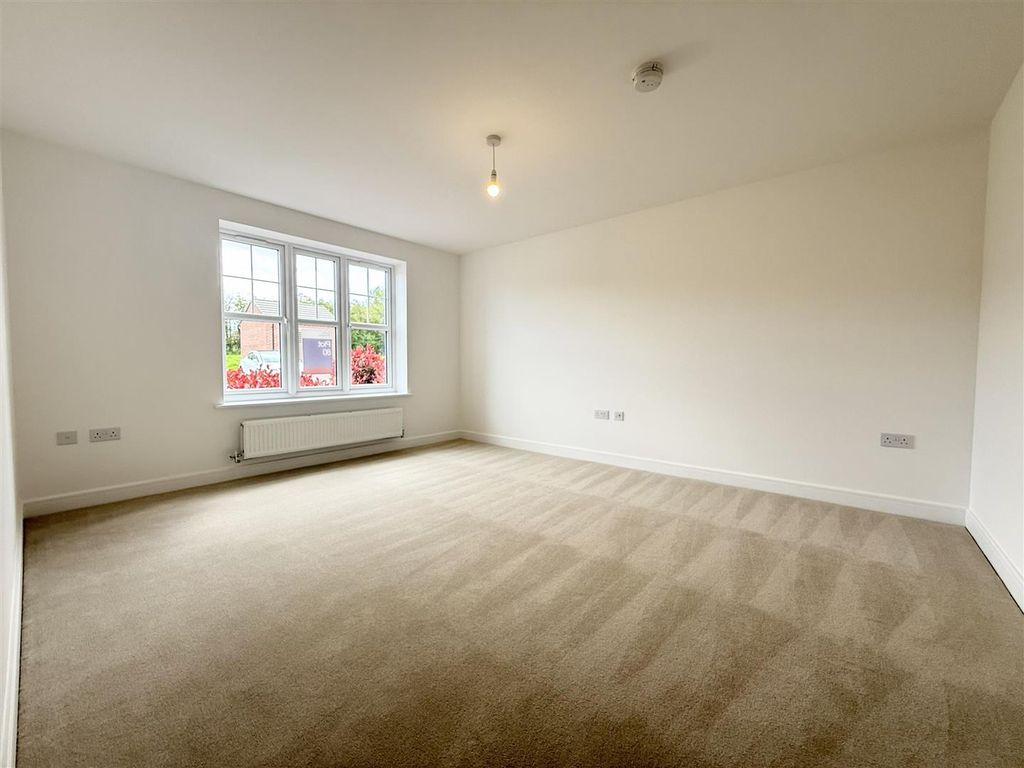 Property photo 3 of 18 Living Room