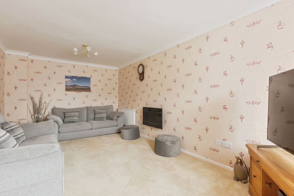 Property photo 2 of 17 Lounge