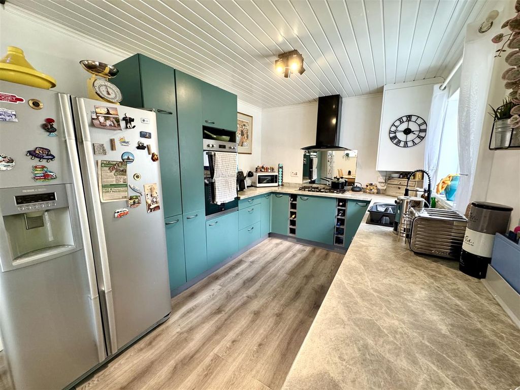 Property photo 2 of 22 Kitchen/Dining Room