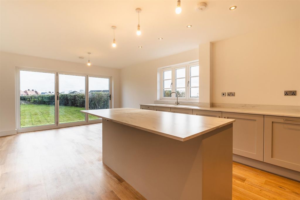 Property photo 3 of 17 Living Kitchen