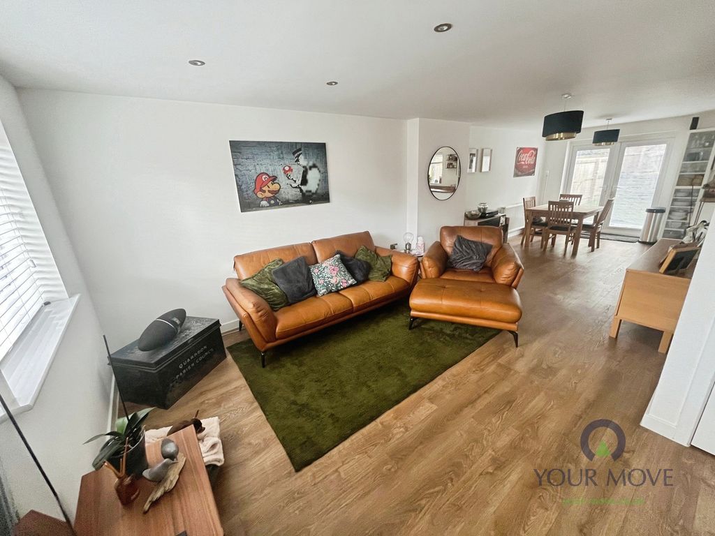 Property photo 3 of 14 Living Space