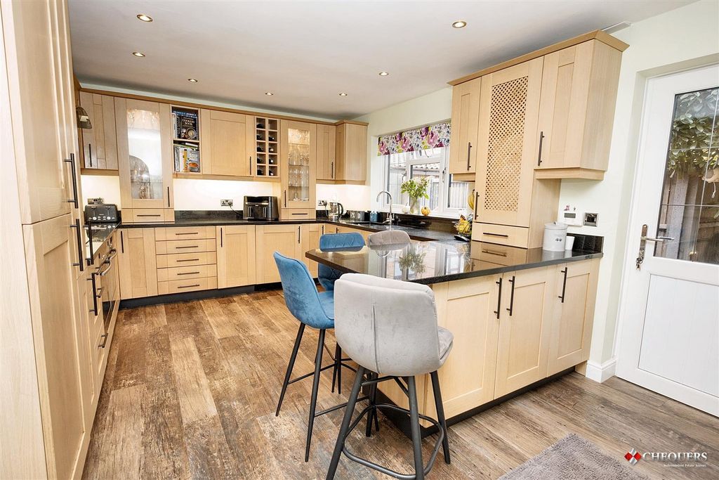 Property photo 2 of 27 Kitchen /Breakfast