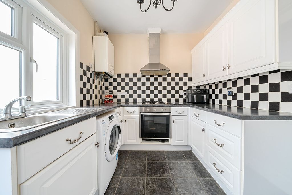 Property photo 3 of 10 Kitchen
