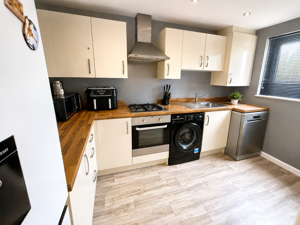 Property photo 2 of 9 Dining Kitchen