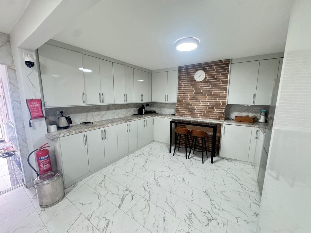 Property photo 1 of 13 4 Bed House To Rent