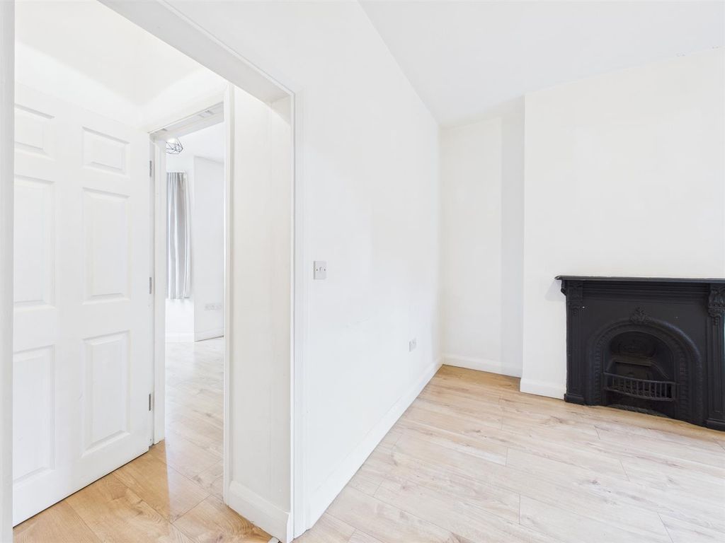 Property photo 3 of 23 Cam01358G0-Pr0185-Still007.Jpg