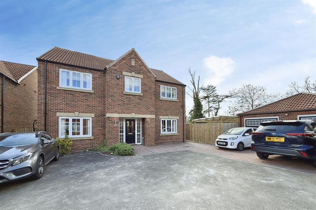 Property photo 1 of 40 Front Aspect