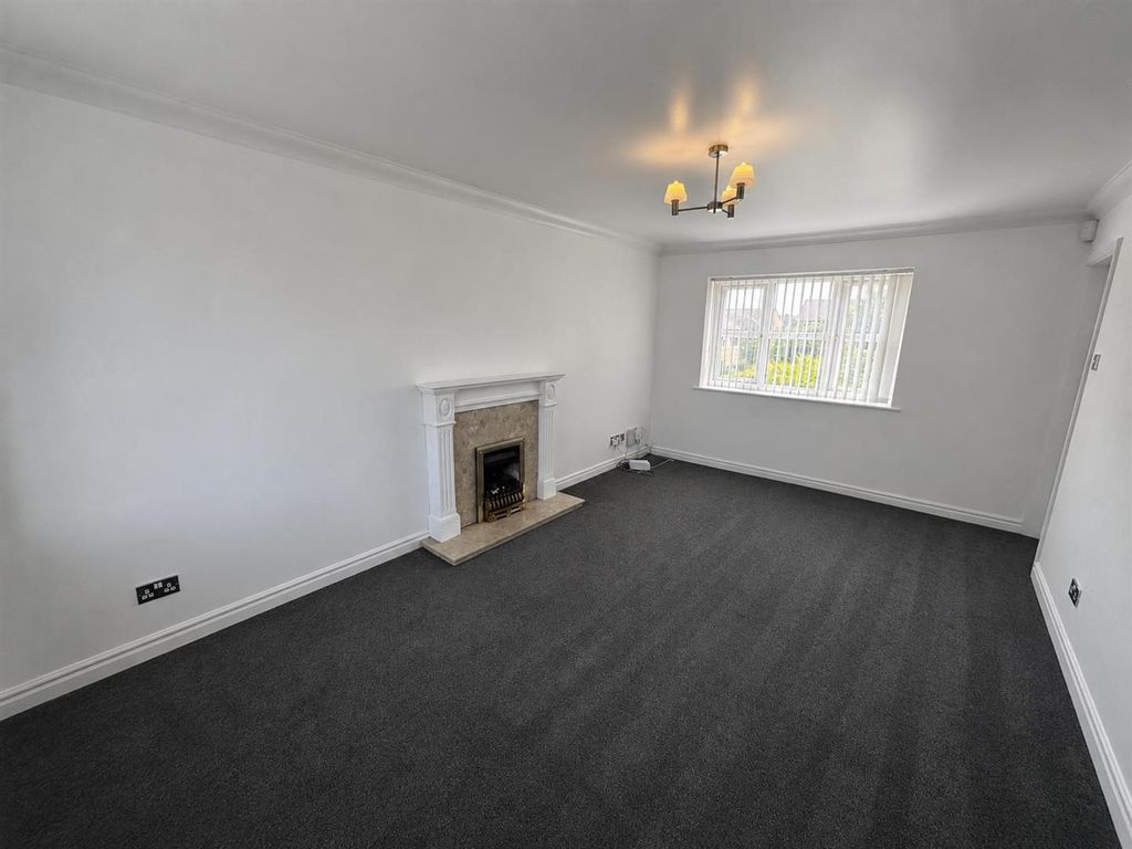 Property photo 2 of 16 Lounge