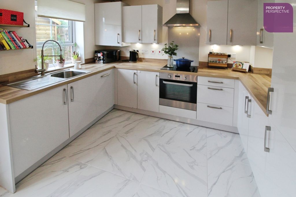 Property photo 3 of 12 Dining Kitchen