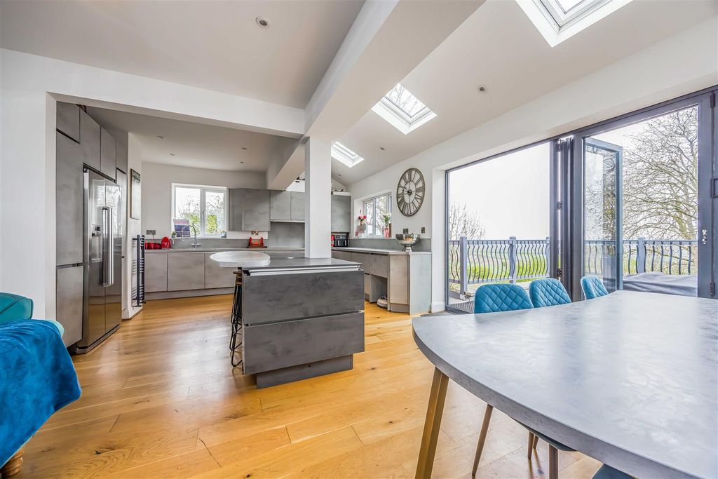 Property photo 3 of 37 14 Boundary Way, Cosham-Small-Porticomarketing-Sol