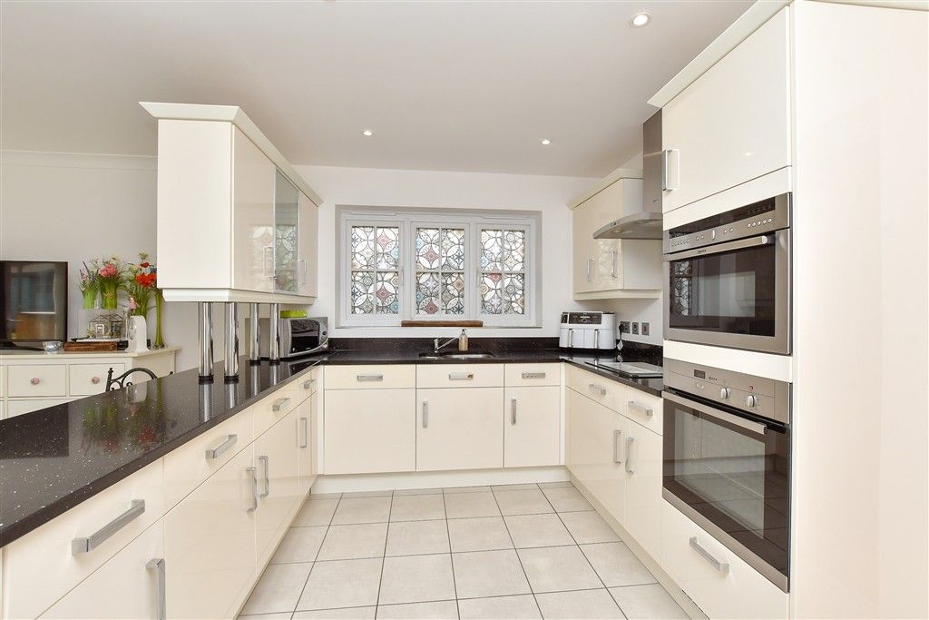 Property photo 3 of 19 Kitchen/Breakfast Room