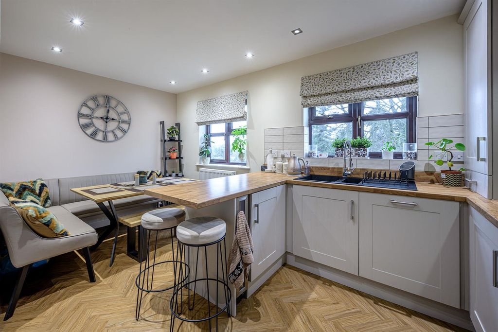 Property photo 2 of 27