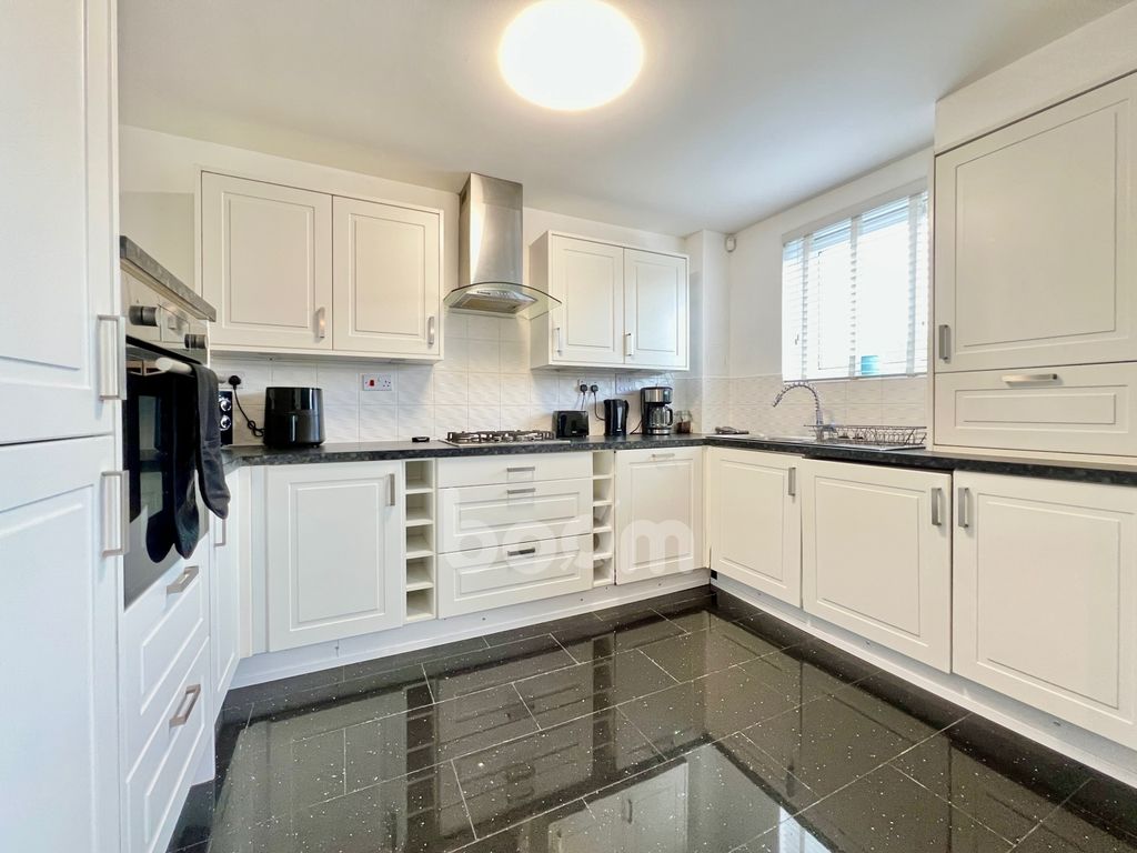 Property photo 3 of 18 Kitchen Property Renfrew Whimbrel Wynd