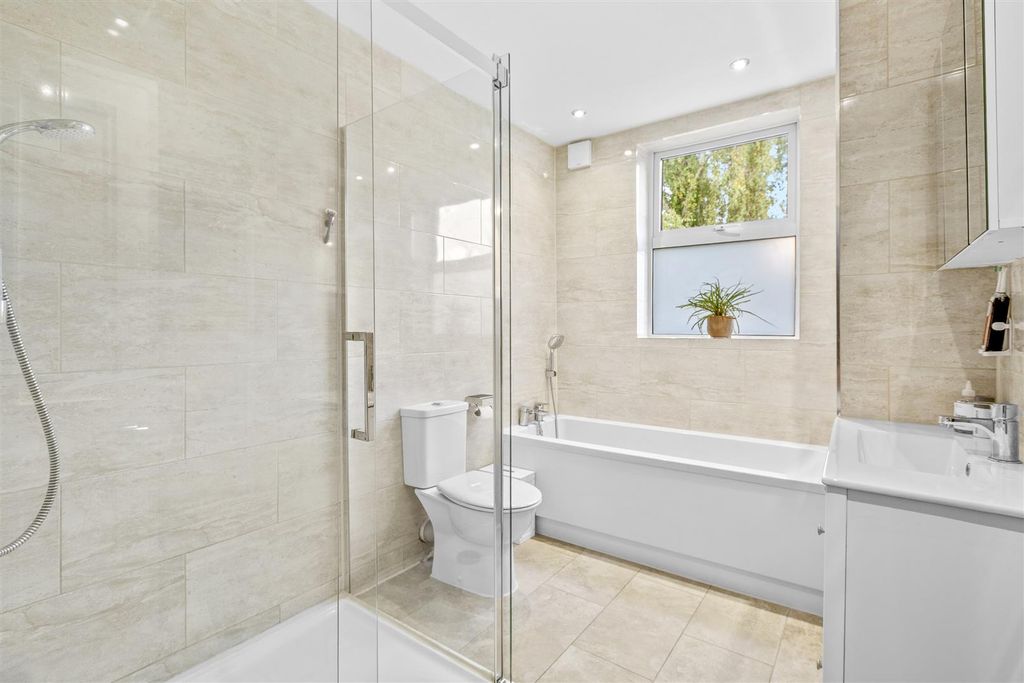 Property photo 3 of 16 27 Pinions Road, Hp13 7As-1.Jpg