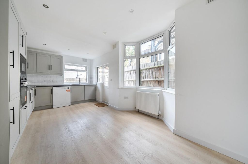 Property photo 3 of 23 1384715-18-6925d08445De5.Jpg