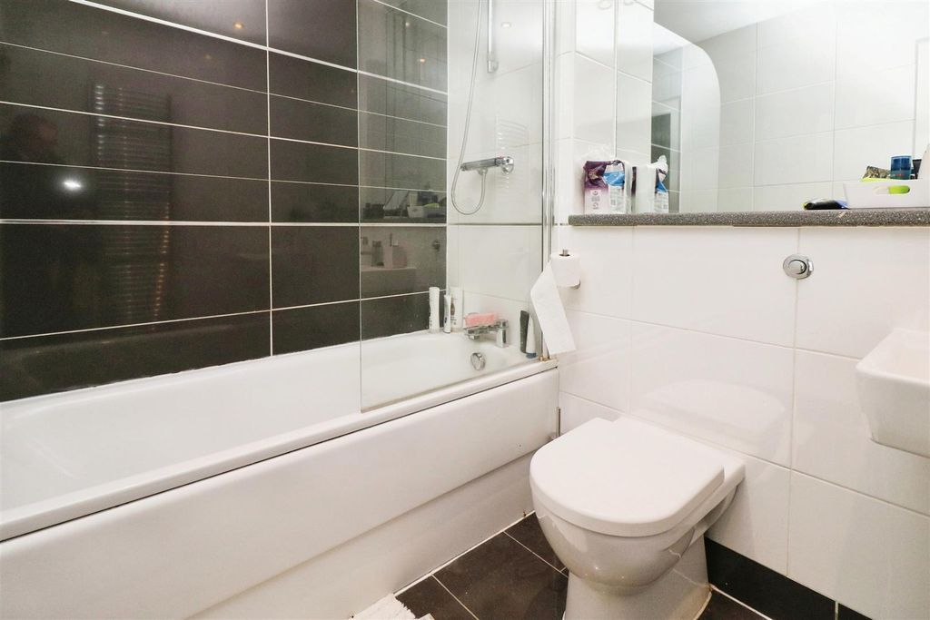 Property photo 3 of 10 Bathroom