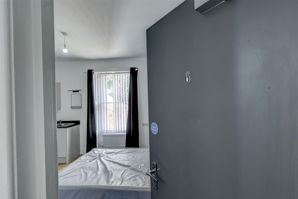 Property photo 3 of 22 Room 6