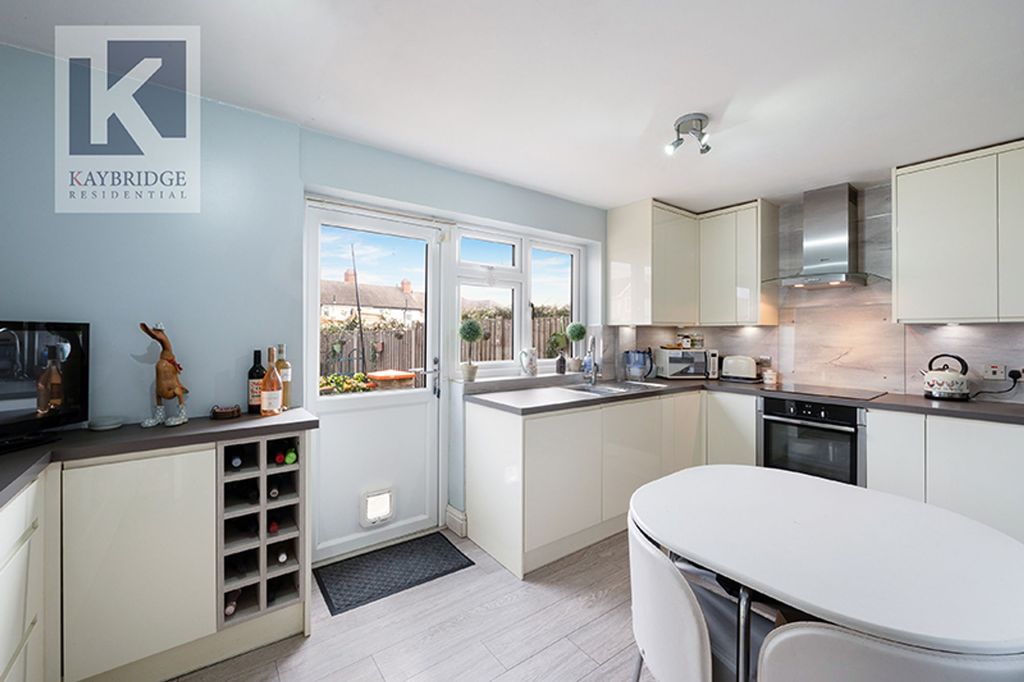 Property photo 1 of 16 Boscombe Road Kt4 8Pl