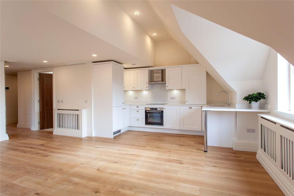 Property photo 1 of 10 Living Room/Kitchen