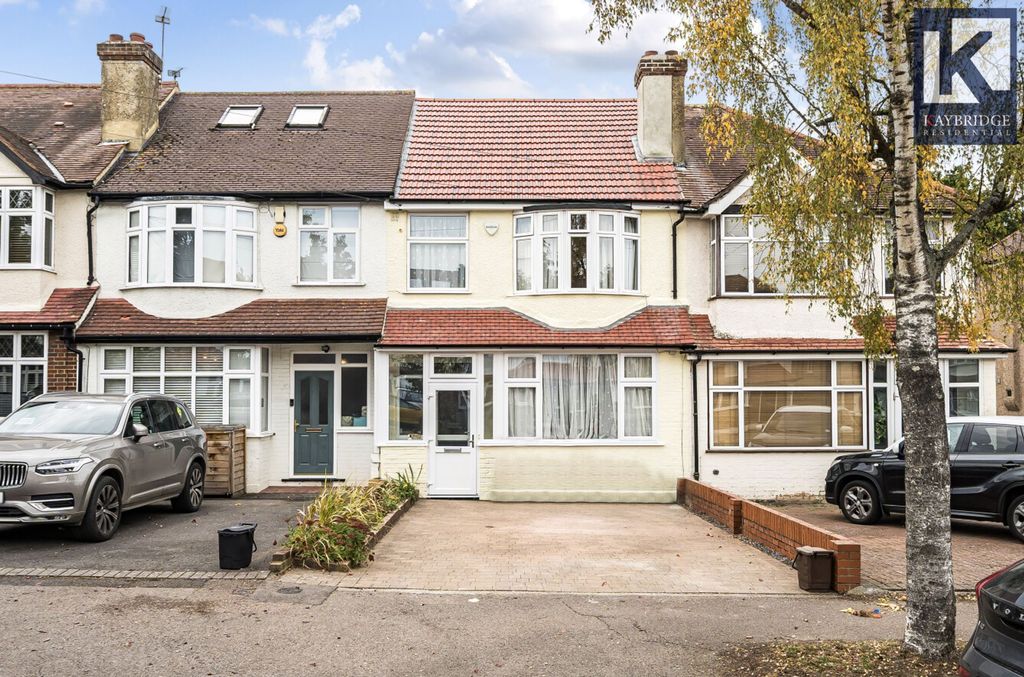 Property photo 1 of 14 Stoneleigh Avenue Kt4 8Yb