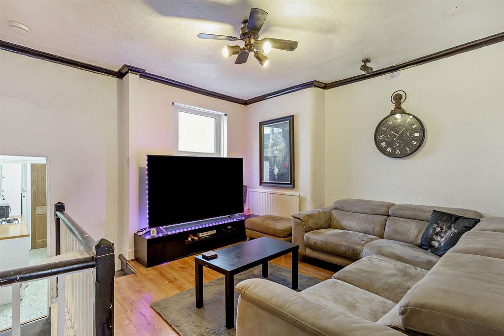 Property photo 3 of 12 8676140-Interior14-800.Jpg