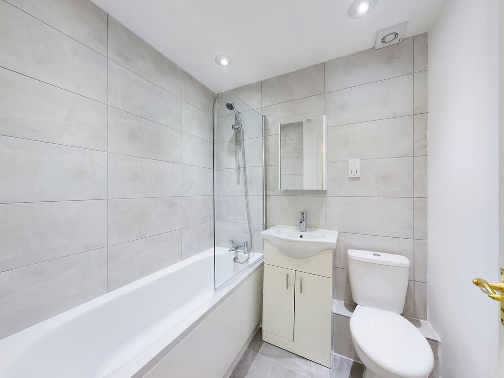 Property photo 3 of 8 Bathroom