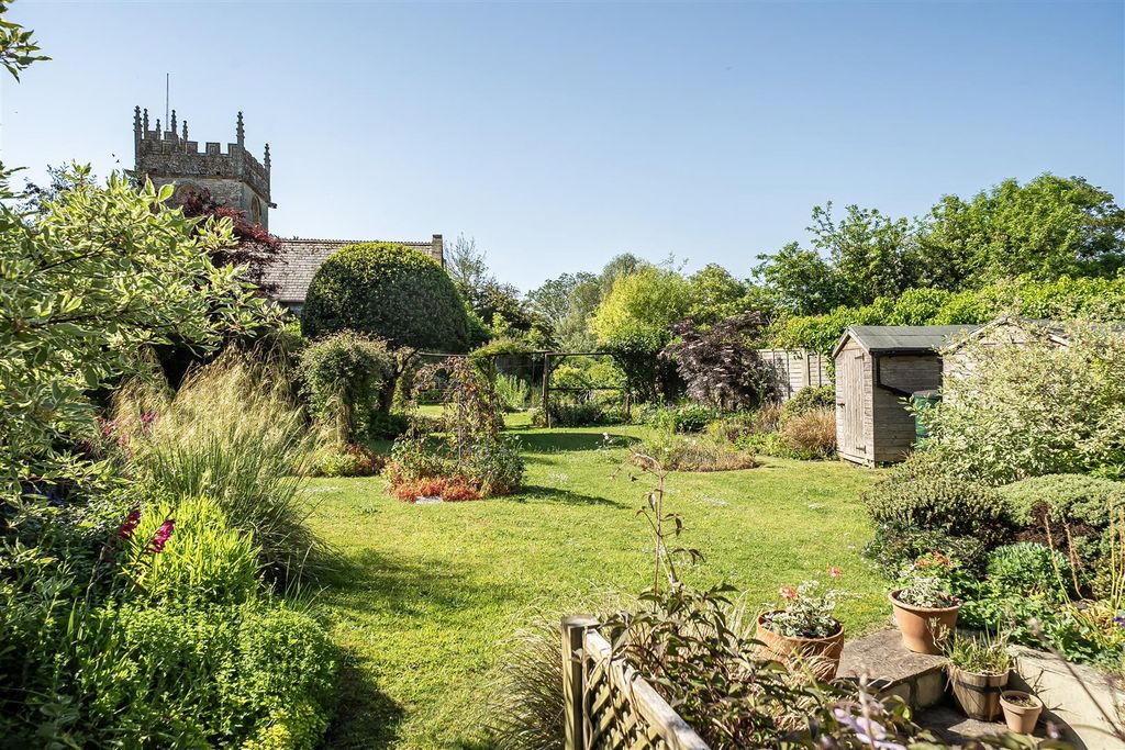 Property photo 2 of 18 Garden
