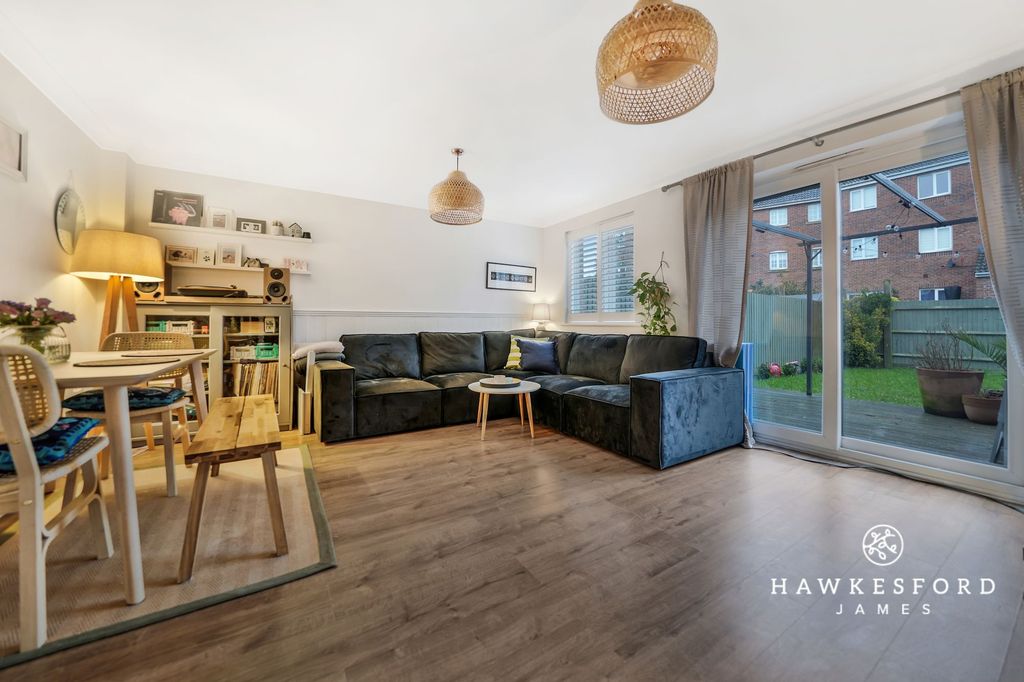 Property photo 2 of 16 Moonstone Square, Sittingbourne - Lounge/Diner