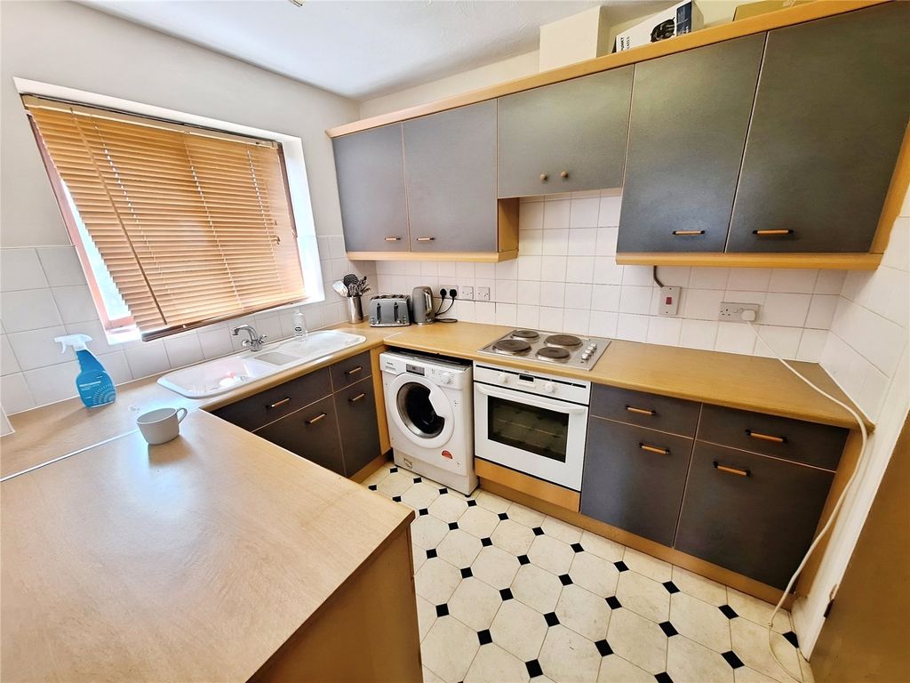 Property photo 3 of 8 Kitchen