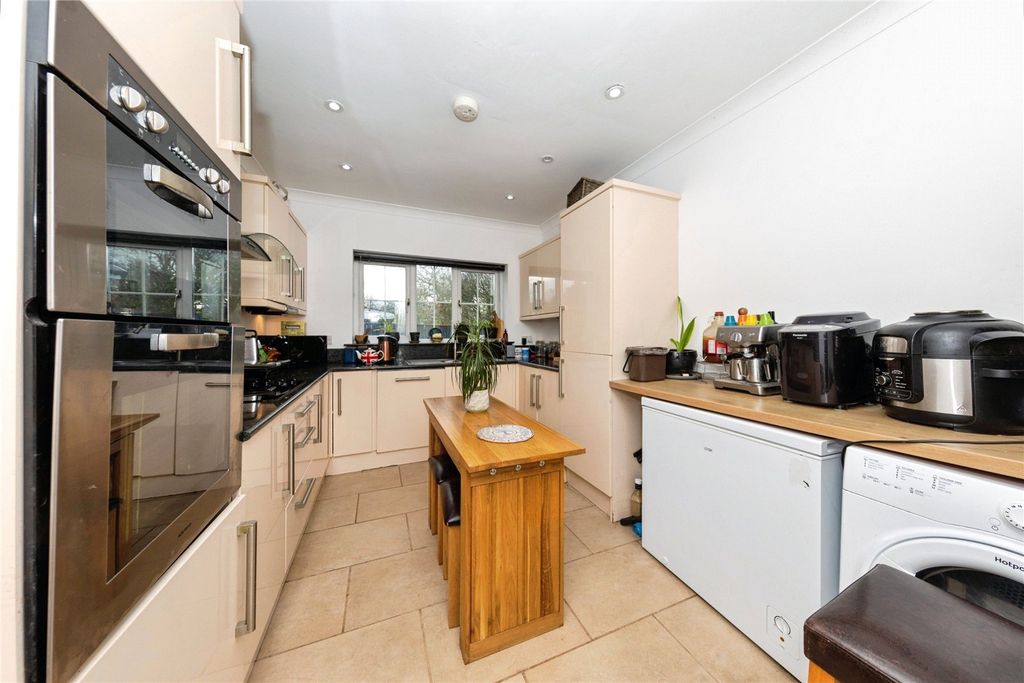 Property photo 2 of 35 Picture No. 15