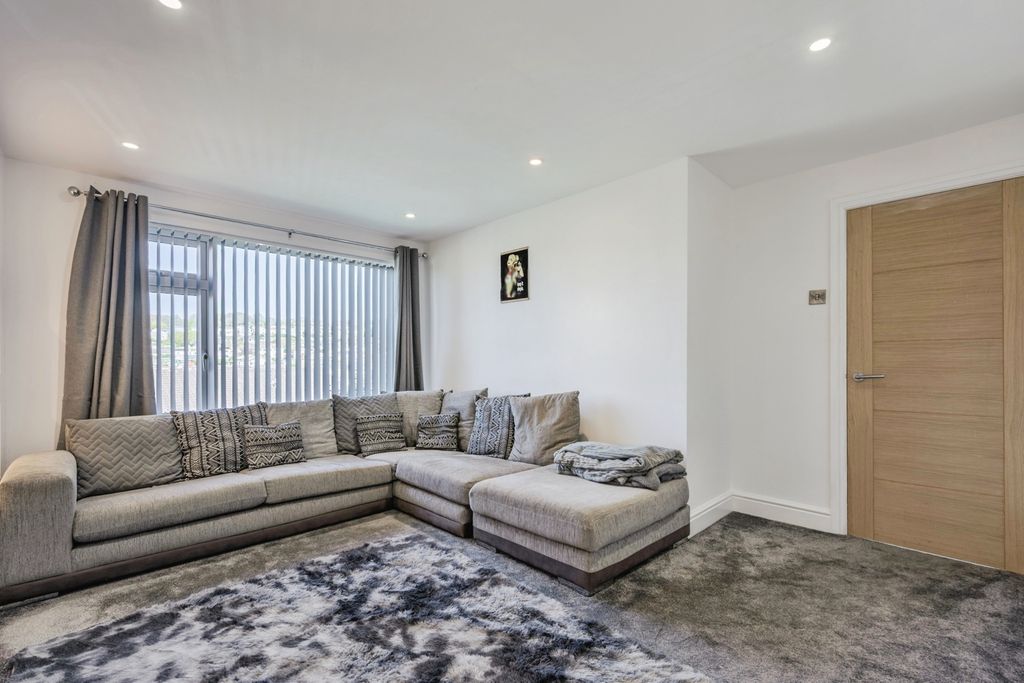 Property photo 3 of 18 Pbox-Img.Jpg