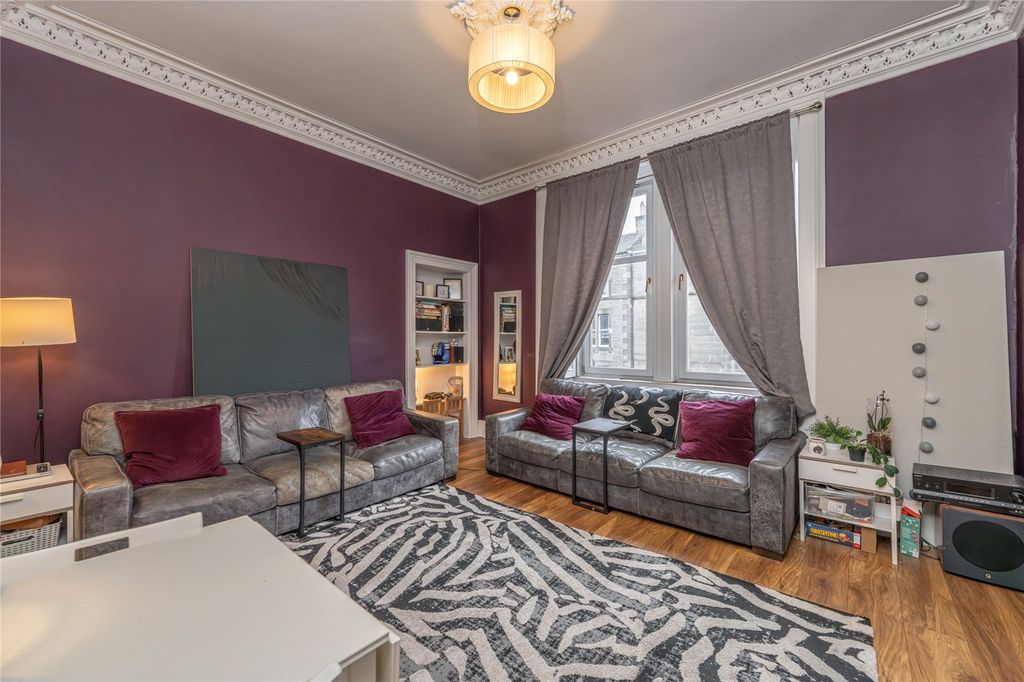 Property photo 3 of 17 Lounge Alt