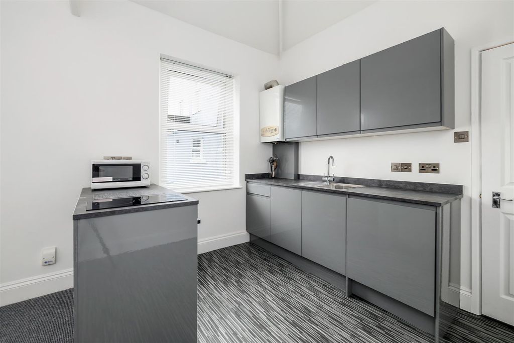 Property photo 3 of 11 Kitchen