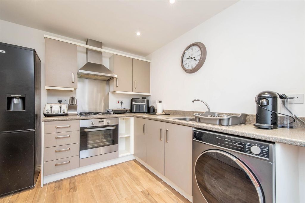 Property photo 3 of 17 Kitchen