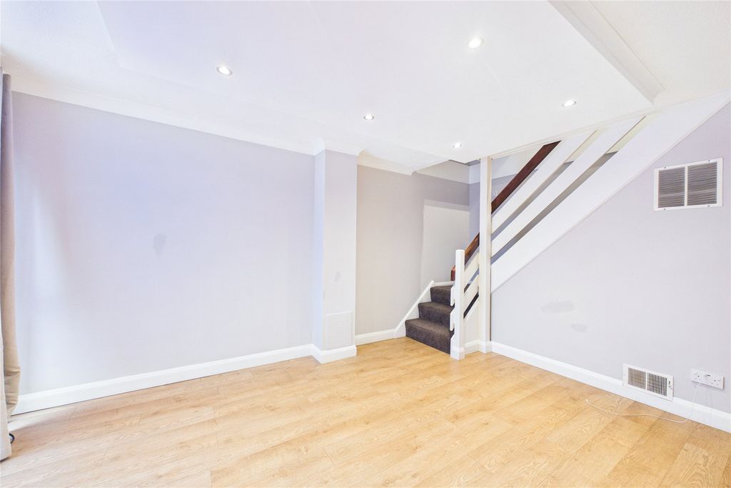 Property photo 3 of 8 Picture No. 12