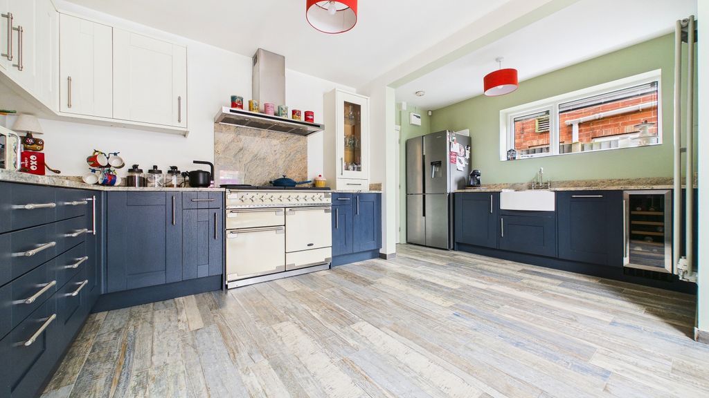 Property photo 3 of 12 Cam03669G0-Pr0053-Still021