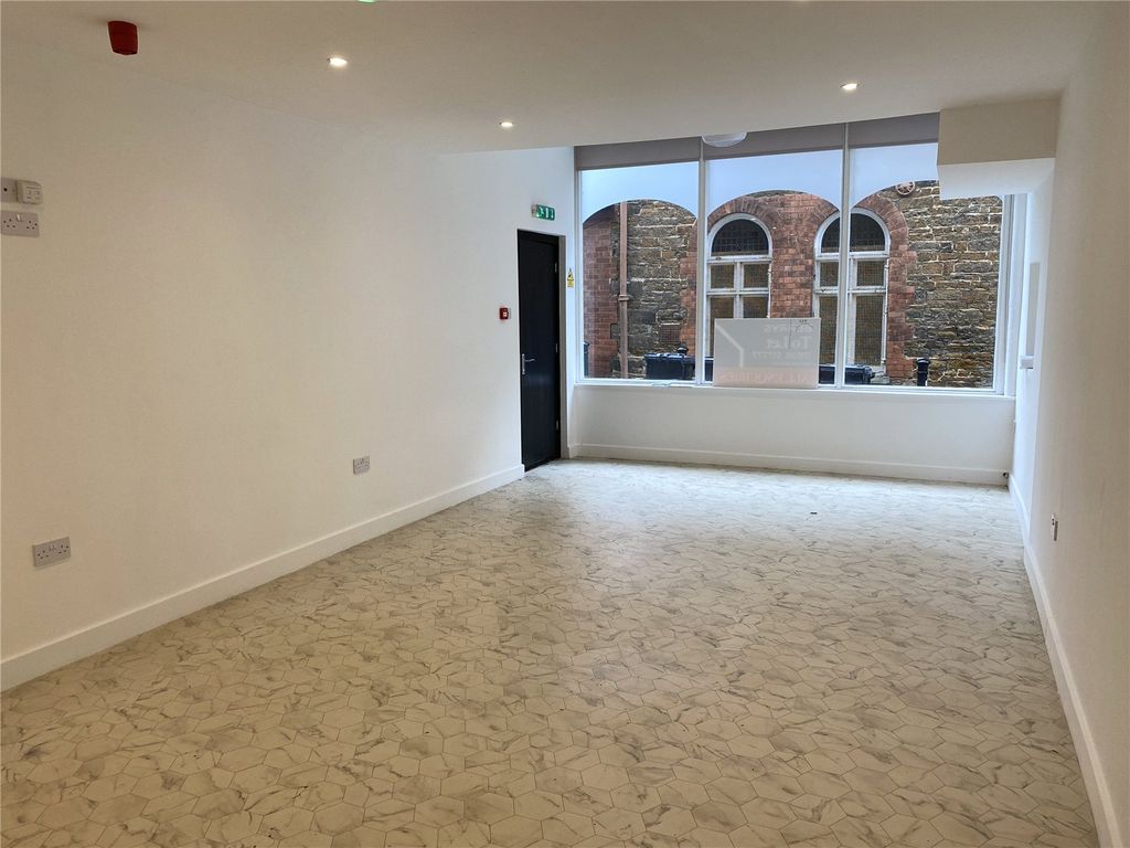 Property photo 2 of 6 Picture No. 15